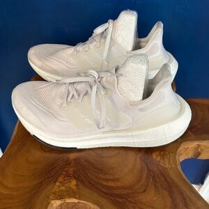 Men’s Adidas UltraBoost Light Triple White Athletic Running Sneakers Size 8.5